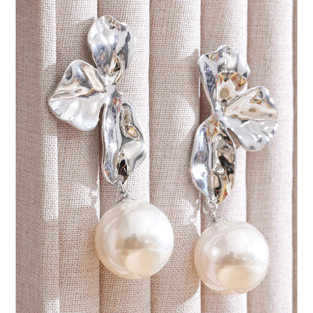 Pearl flower earrings in gold-plated stainless steel with pearl.