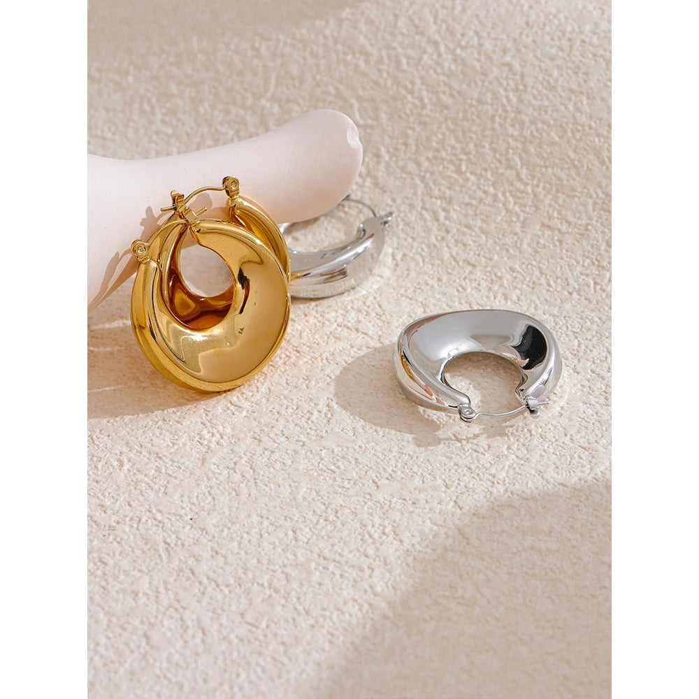 Minimalist geometric earrings in gold-plated stainless steel.