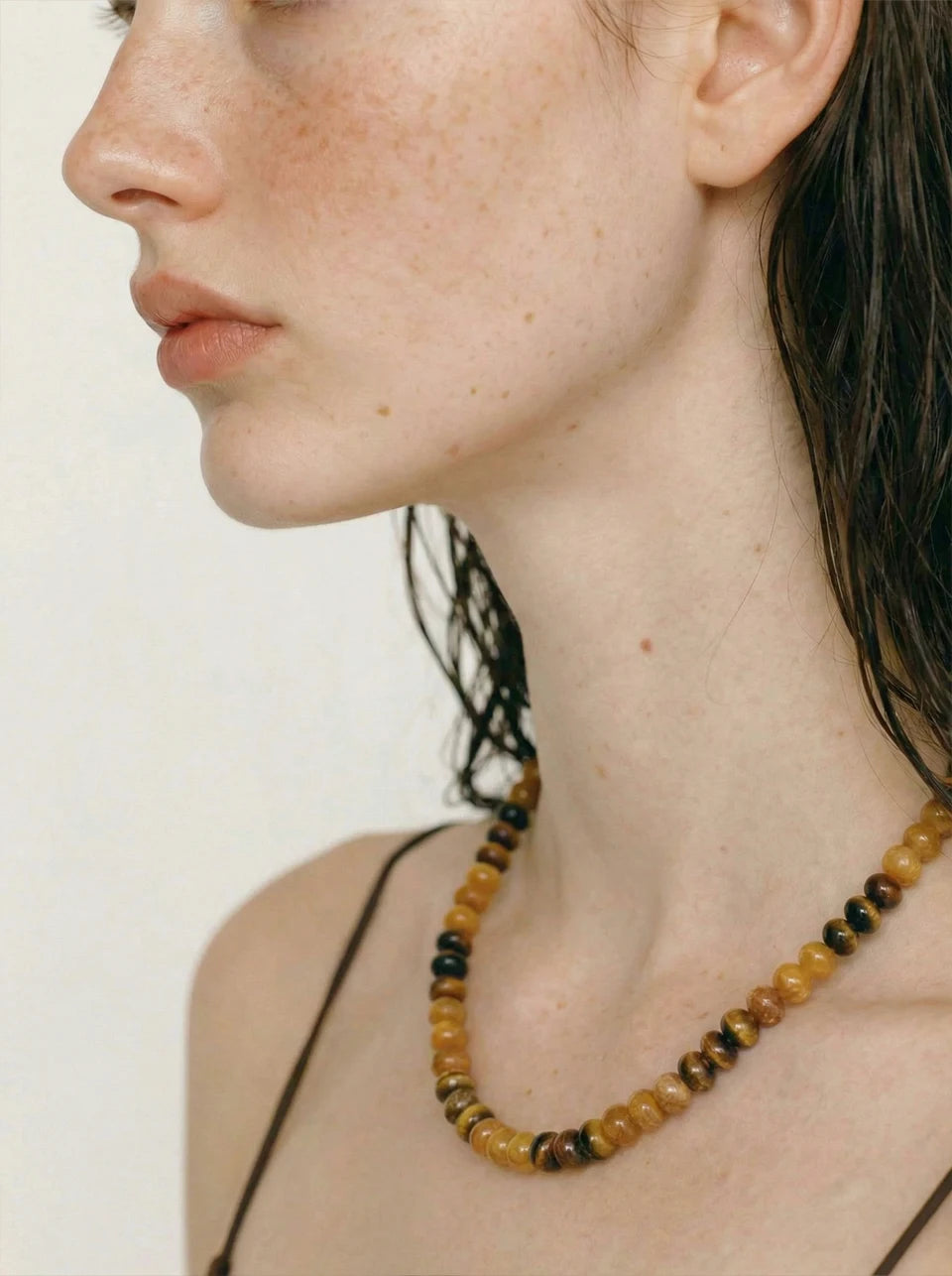 Natural stone beaded geometric necklace in gold-plated stainless steel with natural stone.