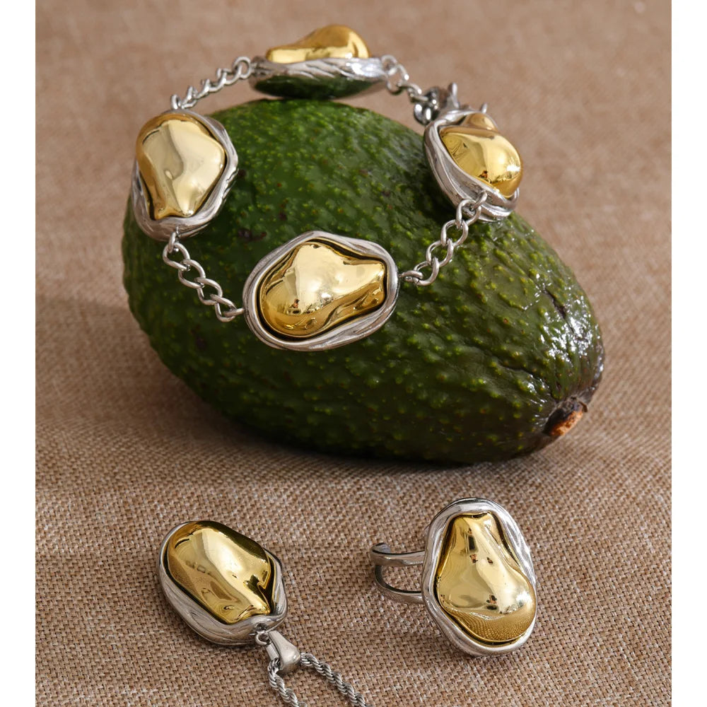 Pearl beaded geometric necklace in gold-plated stainless steel with pearl.