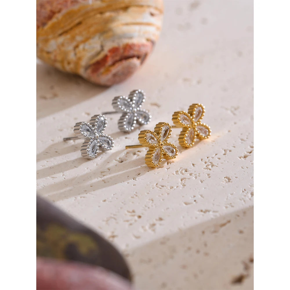 Cubic zirconia flower earrings in gold-plated stainless steel with cubic zirconia.