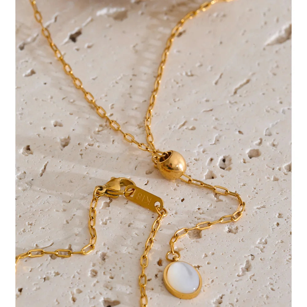 Shell natural stone geometric necklace in gold-plated stainless steel with natural stone and shell.