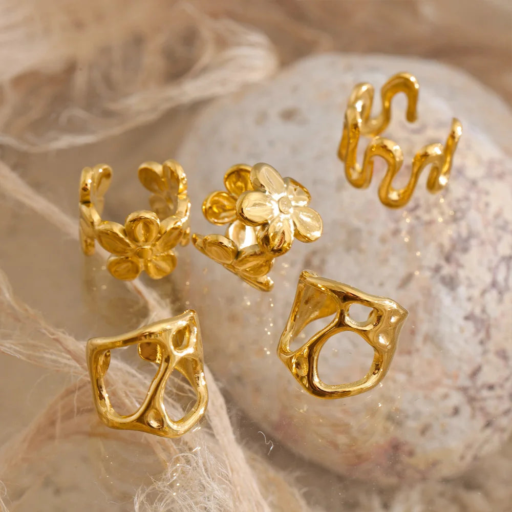 Geometric earrings in gold-plated stainless steel.