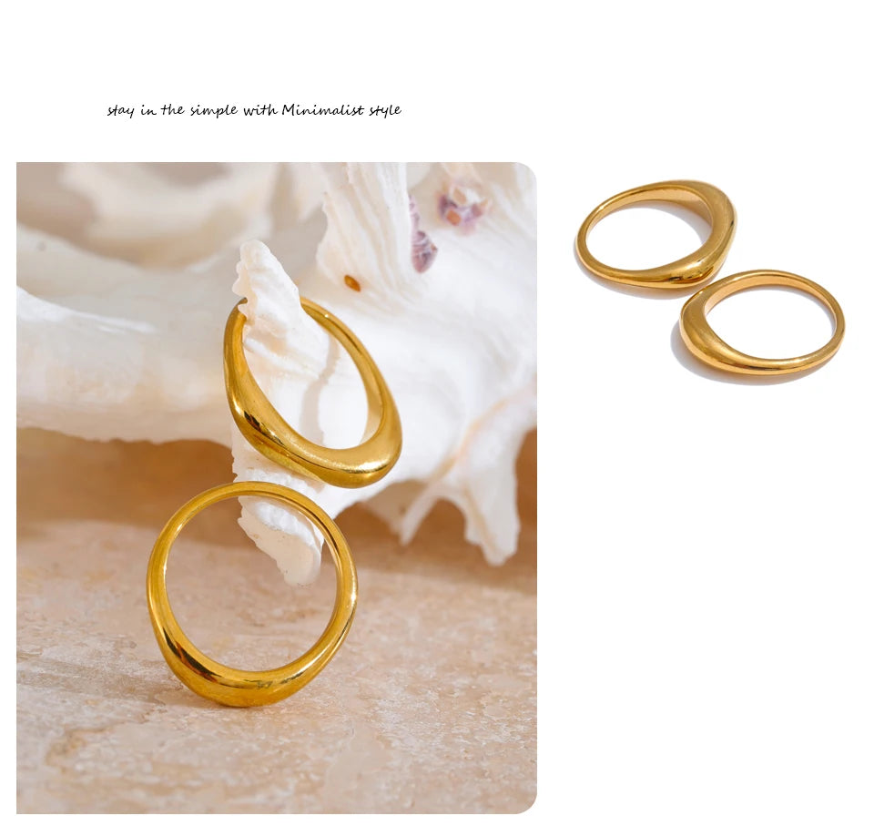 Hammered minimalist geometric ring in gold-plated stainless steel.