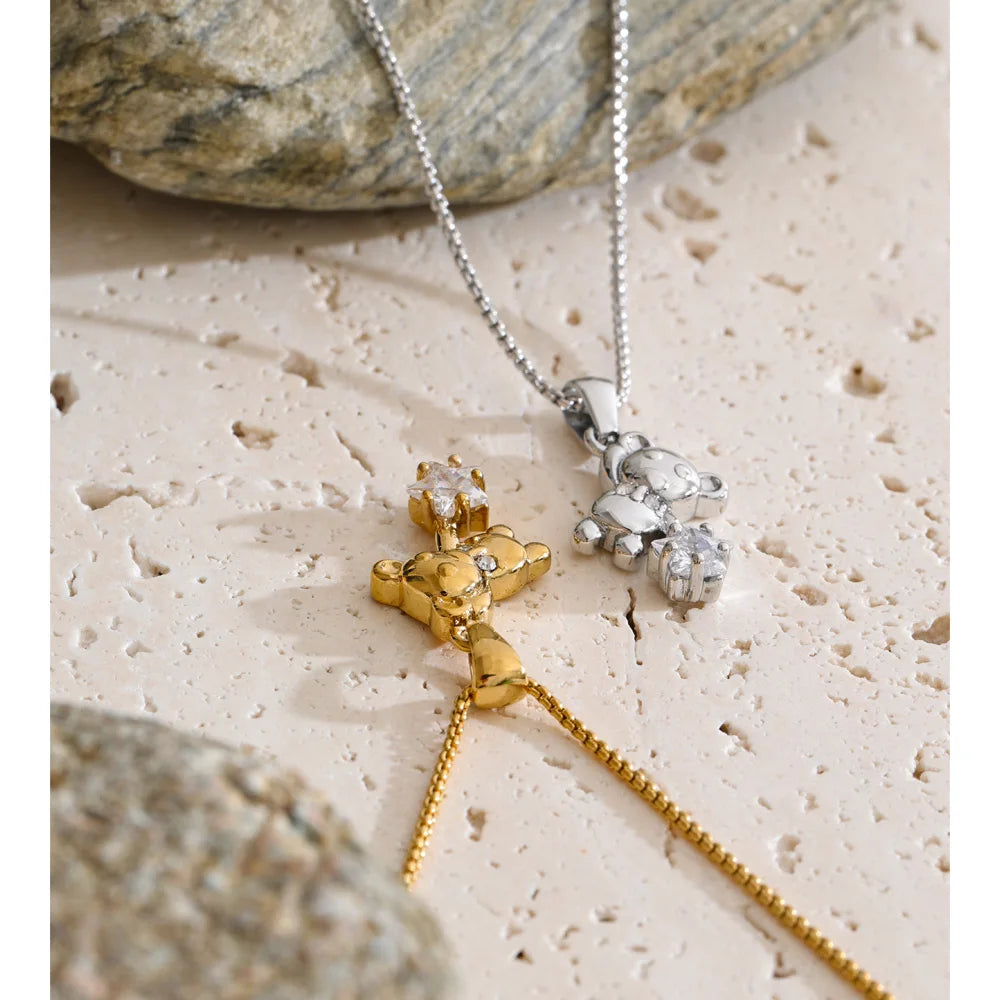 Cubic zirconia star geometric necklace in gold-plated stainless steel with cubic zirconia.