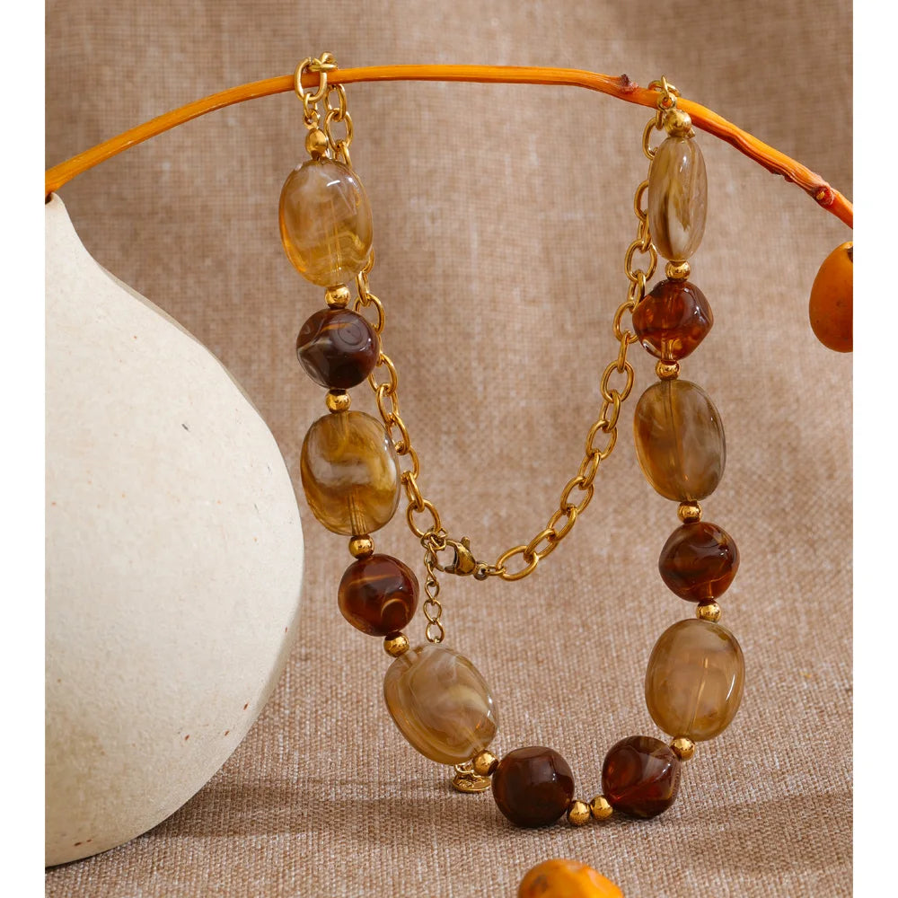 Resin beaded geometric necklace in gold-plated stainless steel with resin.