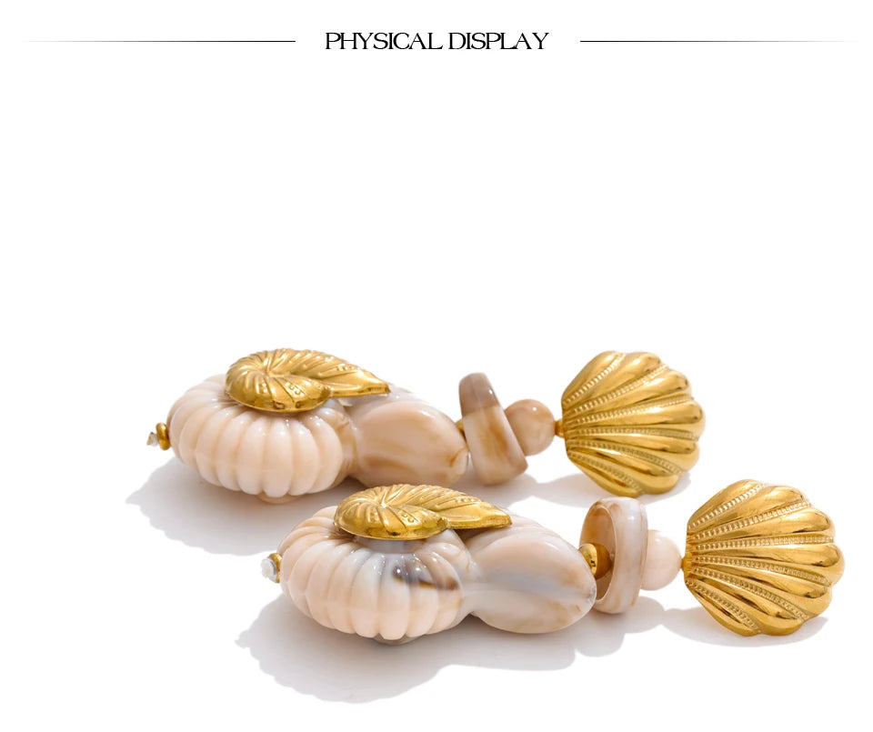Shell resin geometric earrings in gold-plated stainless steel with shell and resin.