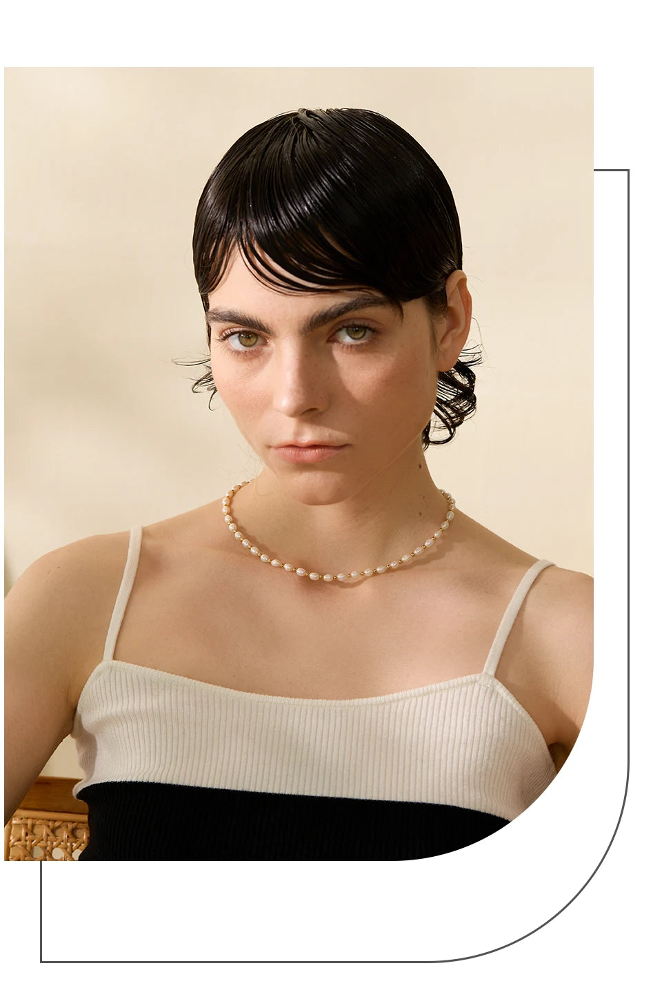 Freshwater pearl geometric necklace in gold-plated stainless steel with freshwater pearl.
