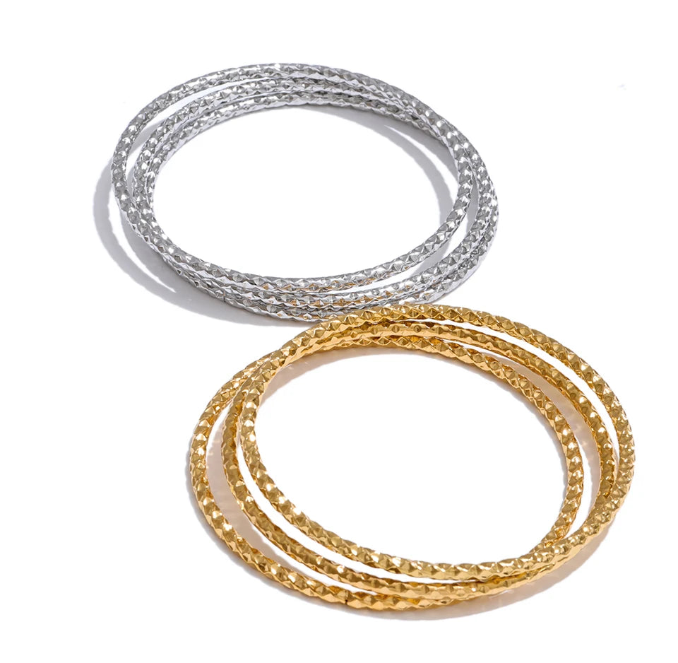 Geometric bracelet in gold-plated stainless steel.
