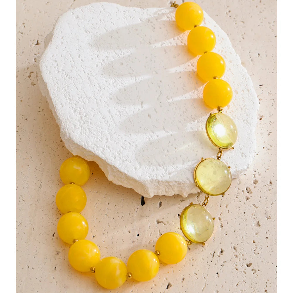 Resin acrylic beaded necklace in gold-plated stainless steel with resin and acrylic.