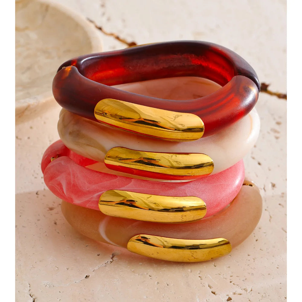 Resin acrylic multi-color bracelet in gold-plated stainless steel with resin and acrylic.