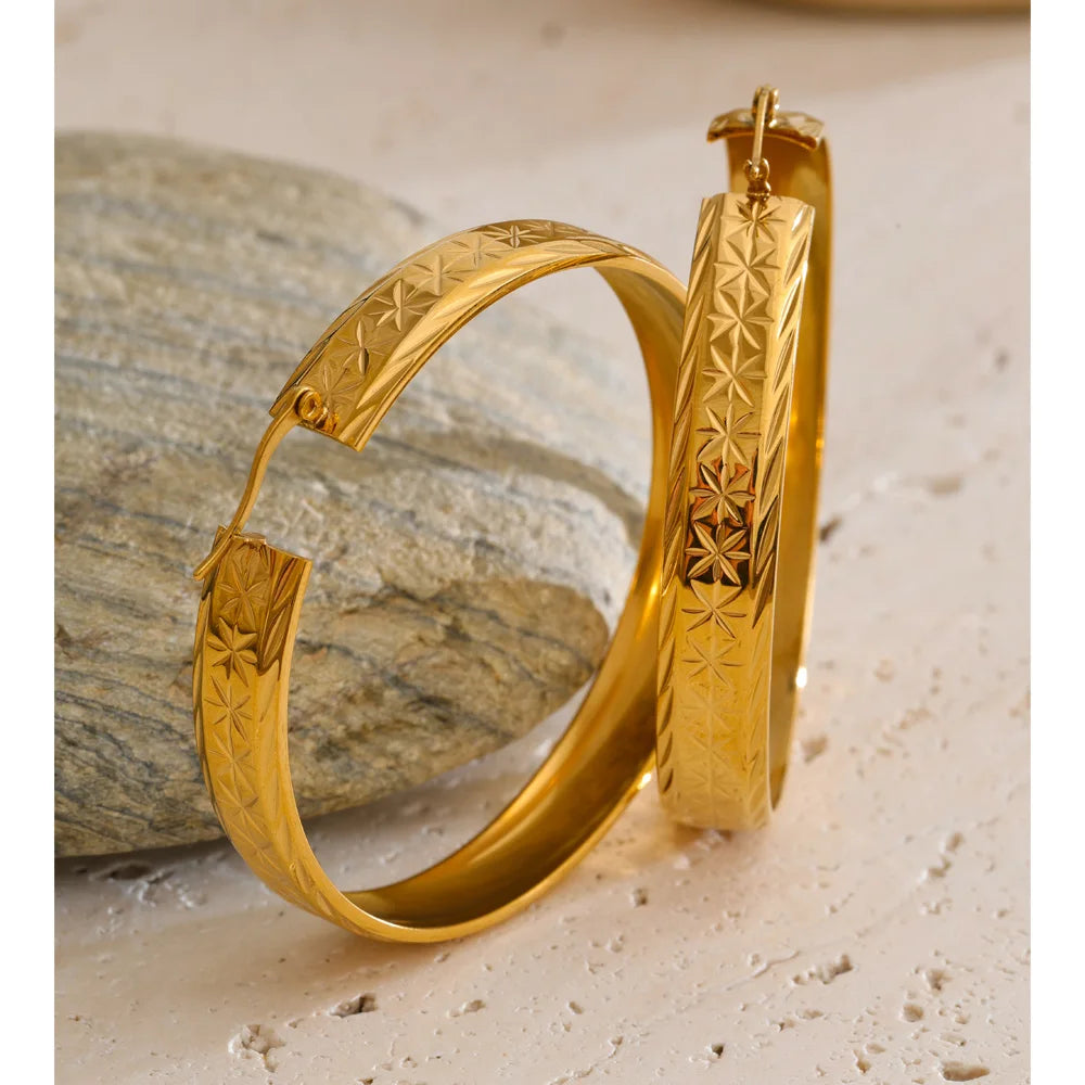 Geometric earrings in gold-plated stainless steel.