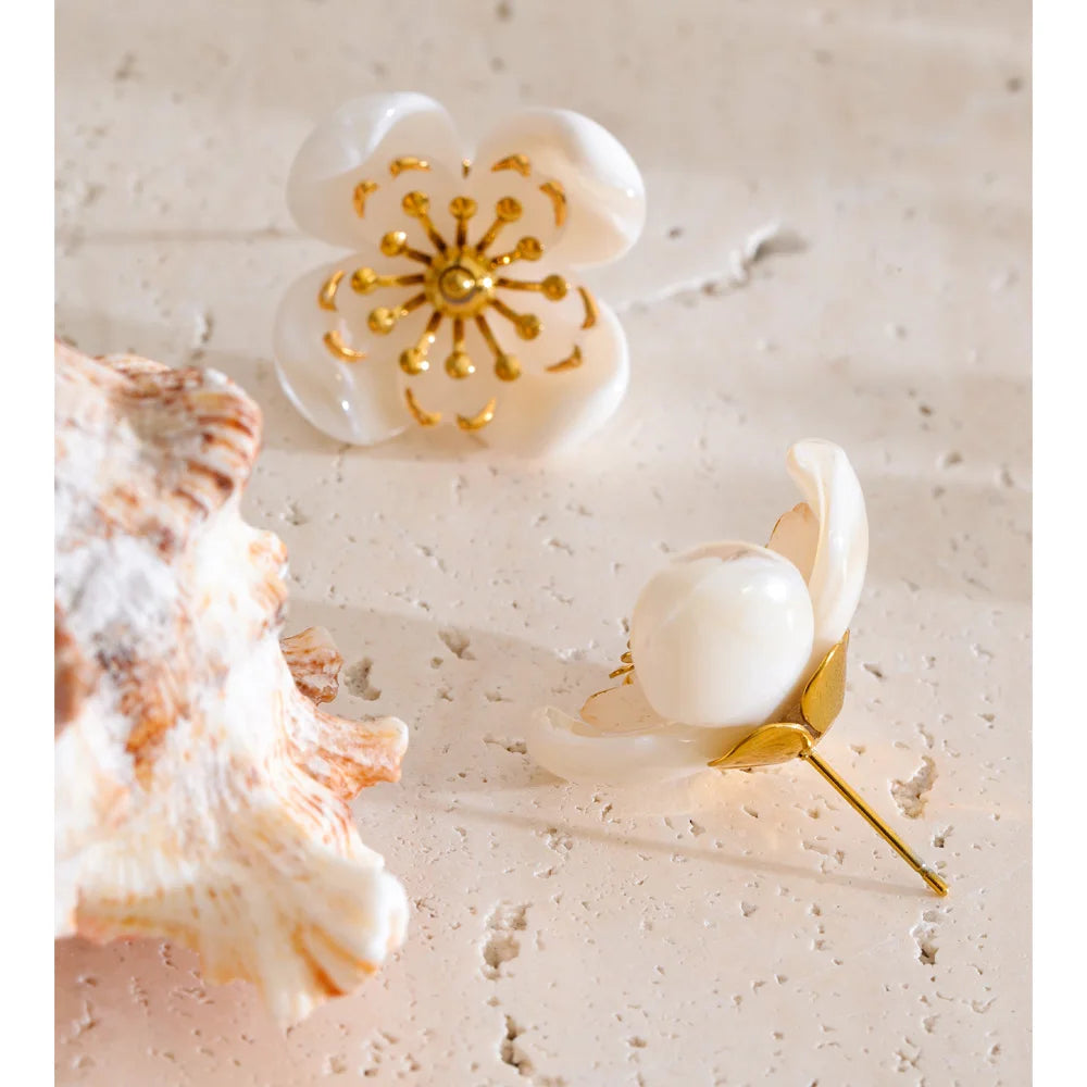 Resin flower earrings in gold-plated stainless steel with resin.