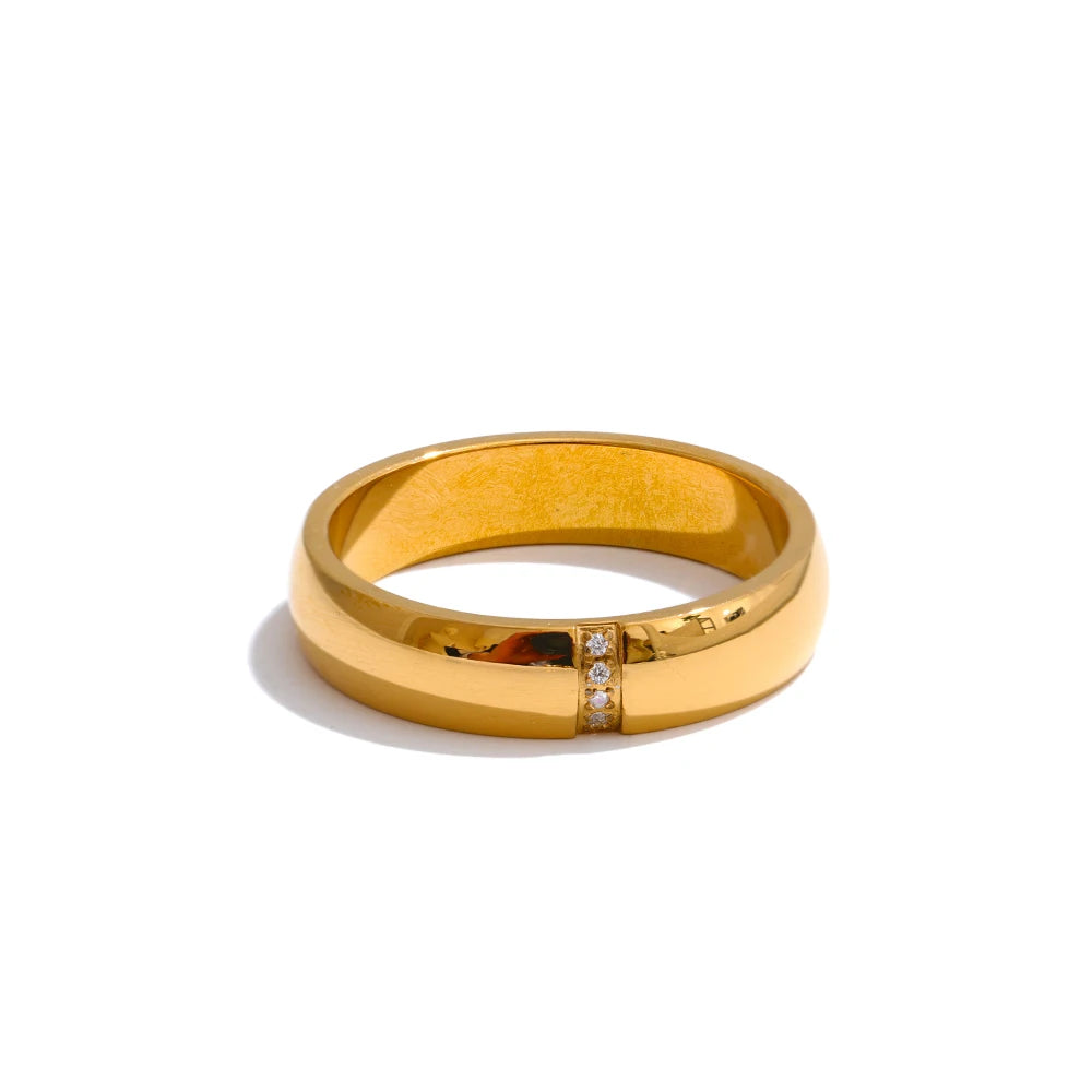 Cubic zirconia geometric ring in 18K gold-plated stainless steel with cubic zirconia.