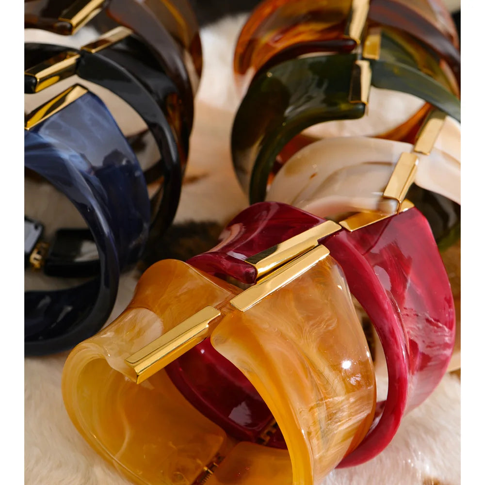 Resin acrylic multi-color bracelet in gold-plated stainless steel with resin and acrylic.