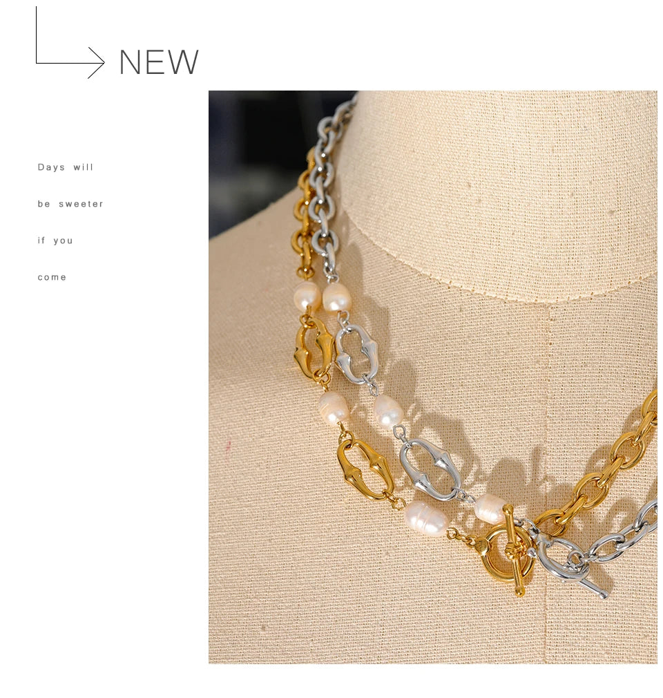 Freshwater pearl geometric chain necklace in gold-plated stainless steel with freshwater pearl.