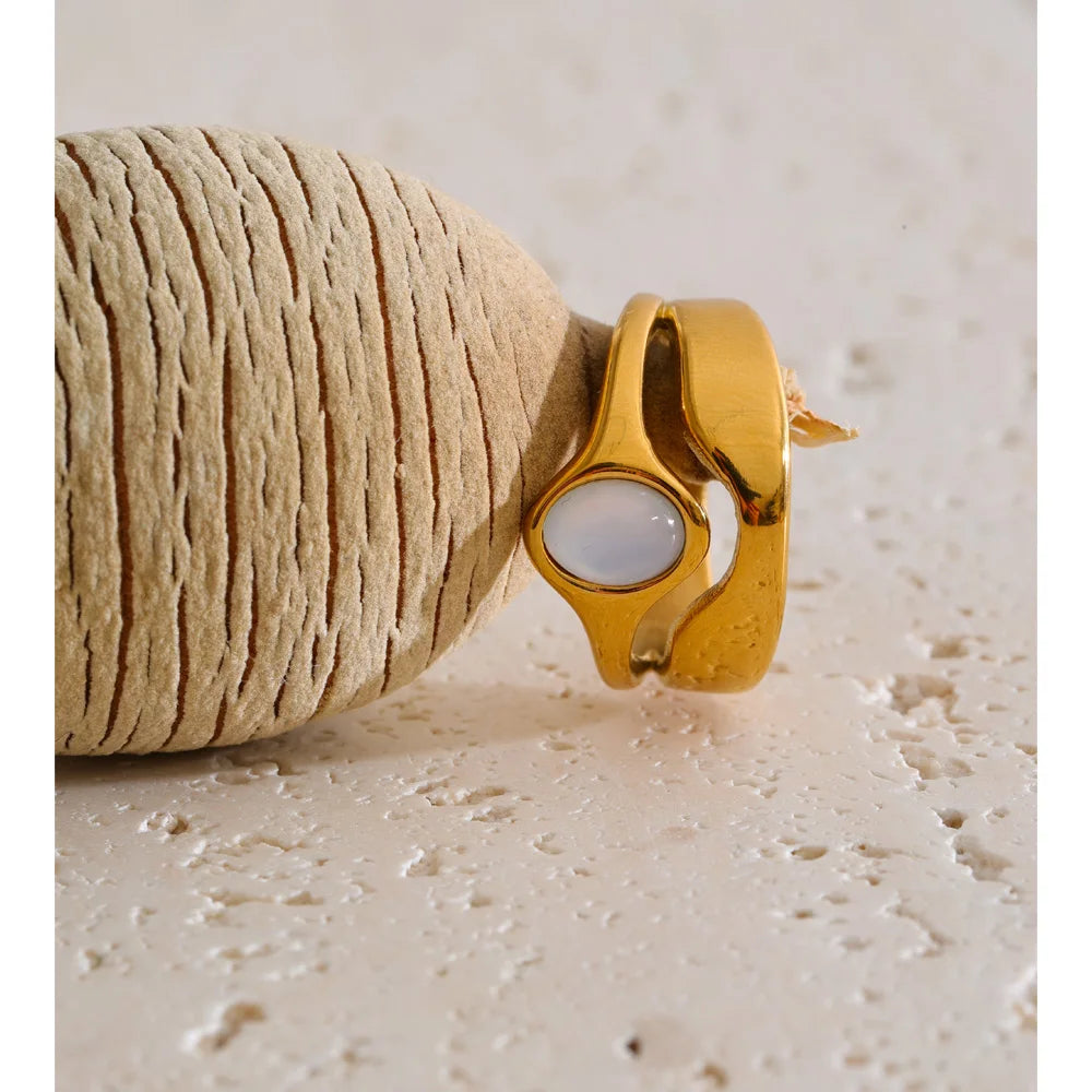 Shell geometric ring in 18K gold-plated stainless steel with shell.