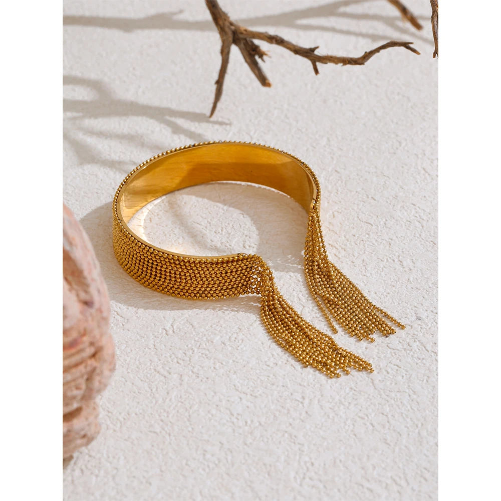 Geometric chain necklace in gold-plated stainless steel.