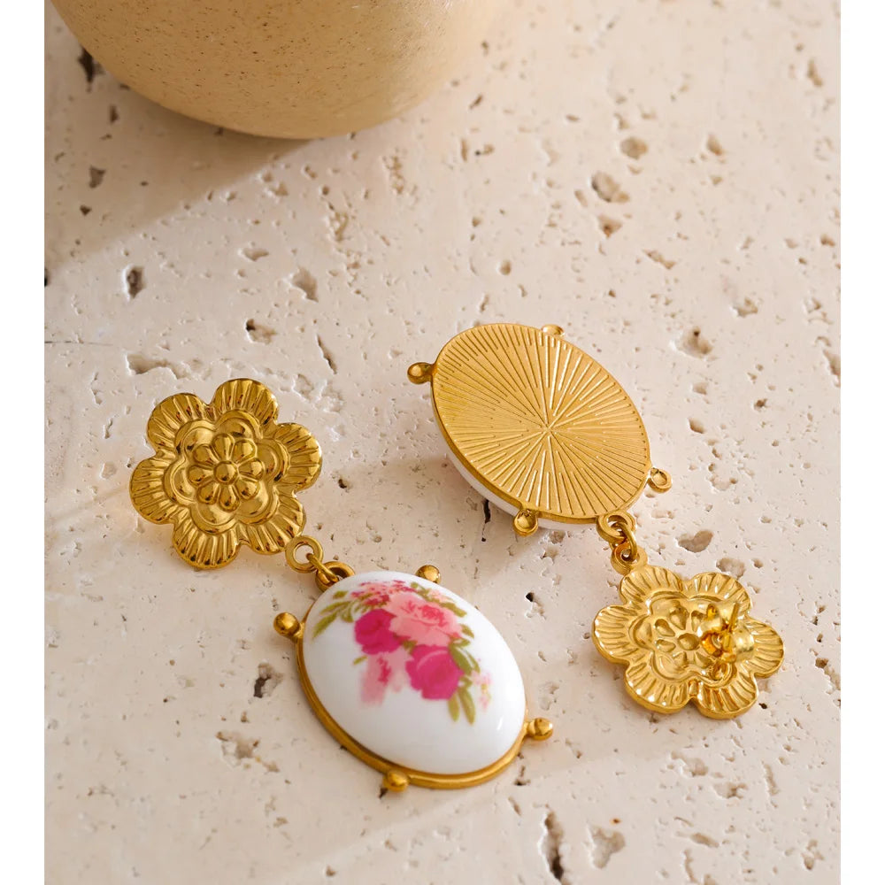 Resin flower earrings in gold-plated stainless steel with resin.