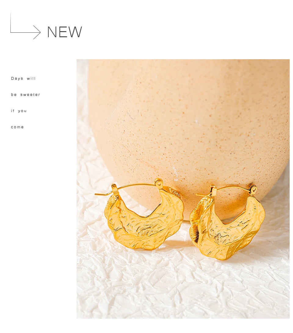 Geometric earrings in 18K gold-plated stainless steel.