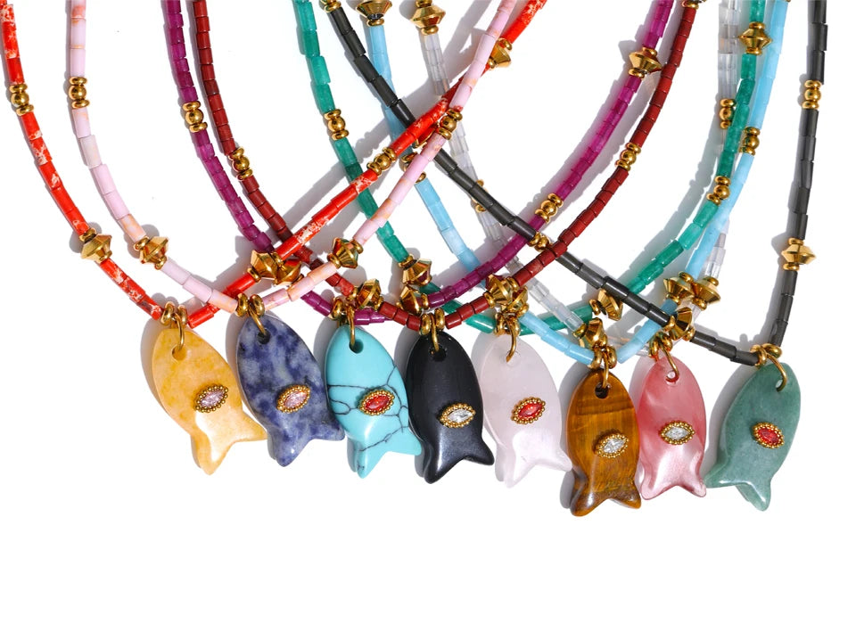 Natural stone geometric necklace in gold-plated stainless steel with natural stone.
