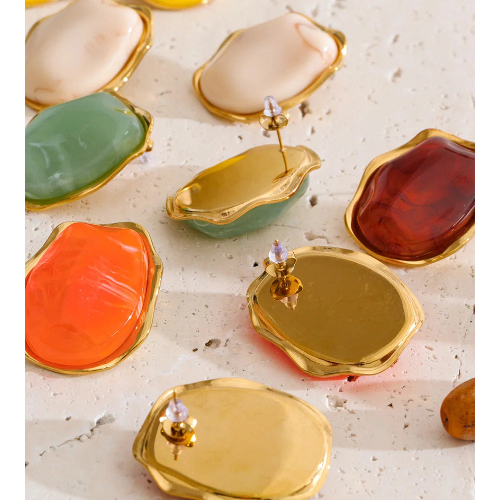 Resin acrylic geometric earrings in gold-plated stainless steel with resin and acrylic.