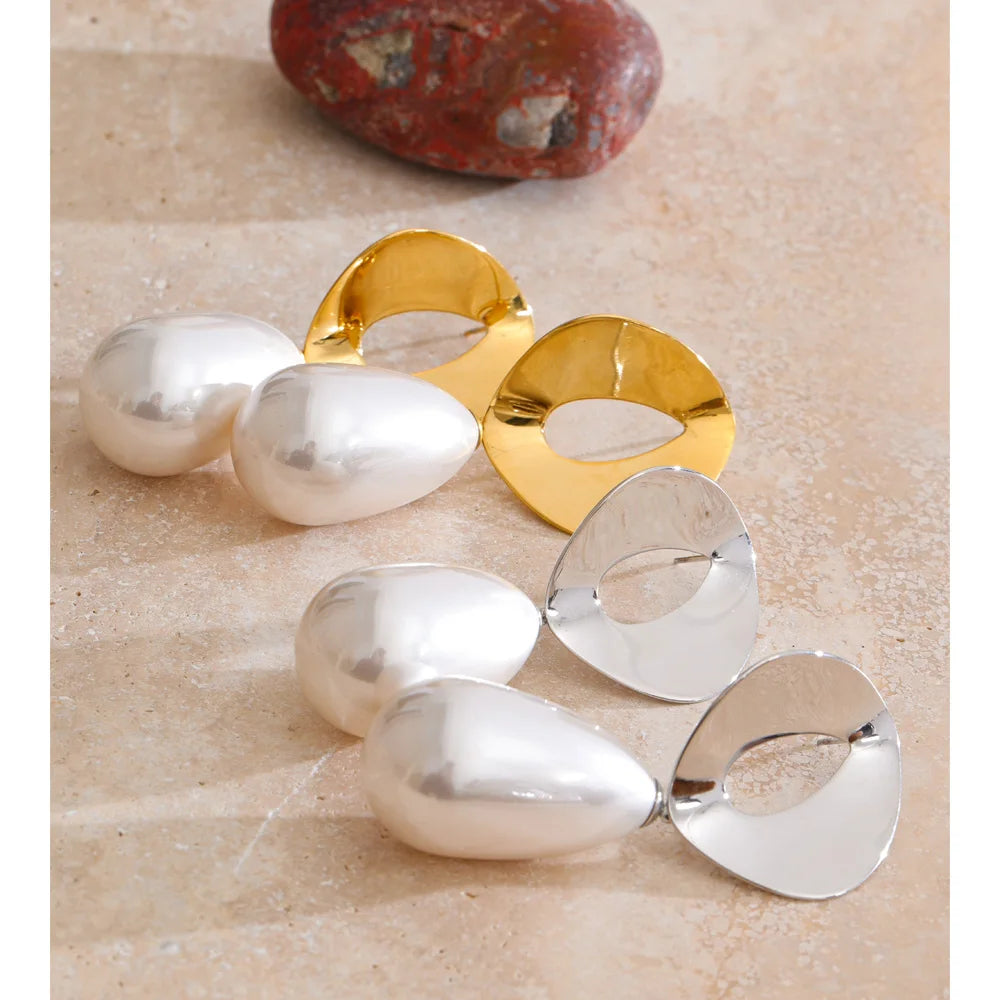 Pearl geometric earrings in gold-plated stainless steel with pearl.