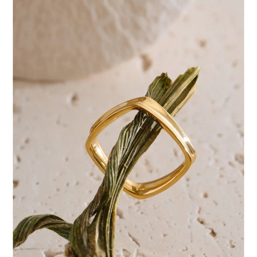 Minimalist geometric ring in 18K gold-plated stainless steel.
