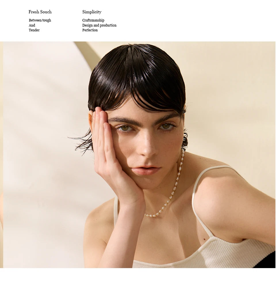 Freshwater pearl geometric necklace in gold-plated stainless steel with freshwater pearl.