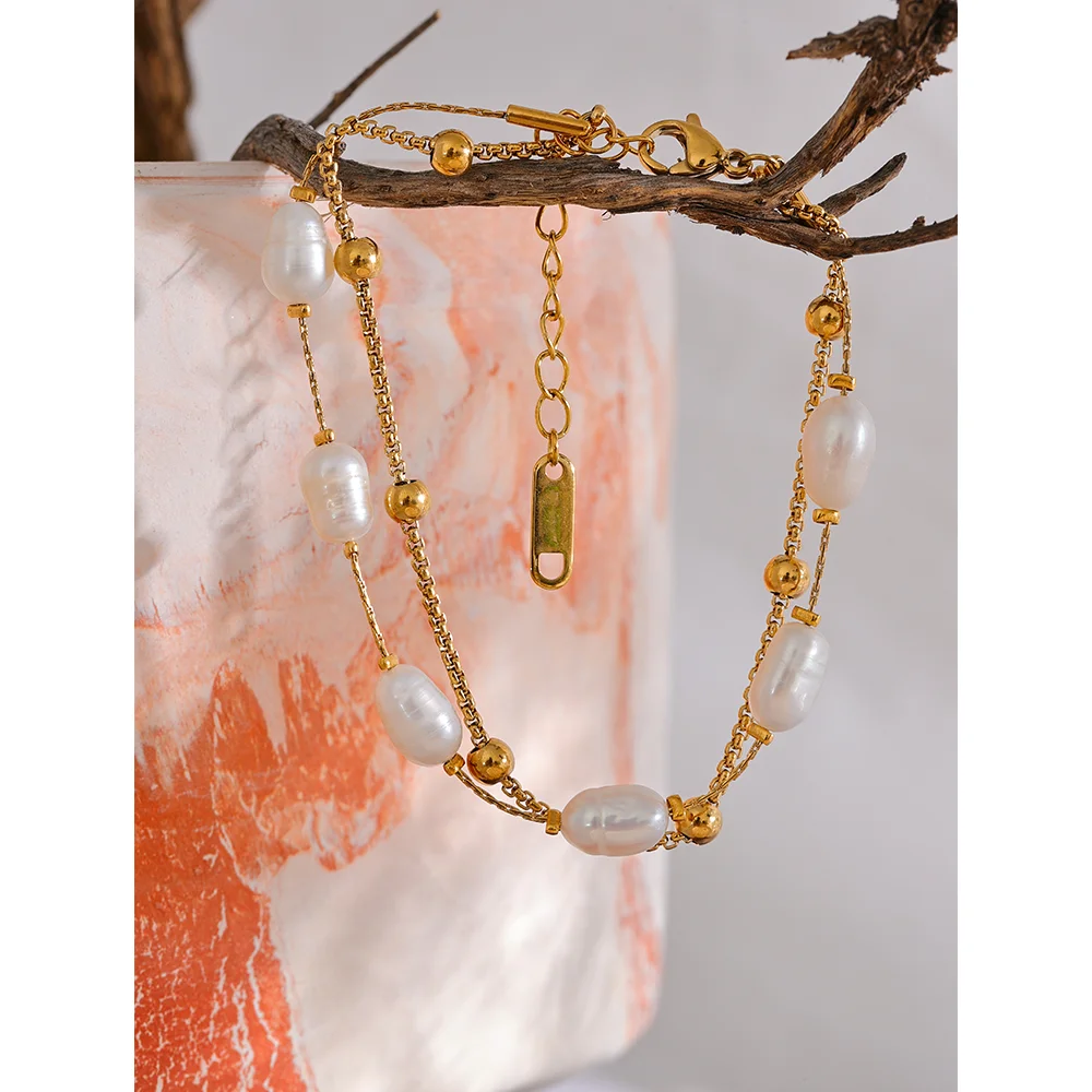 Freshwater pearl geometric chain necklace in gold-plated stainless steel with freshwater pearl.