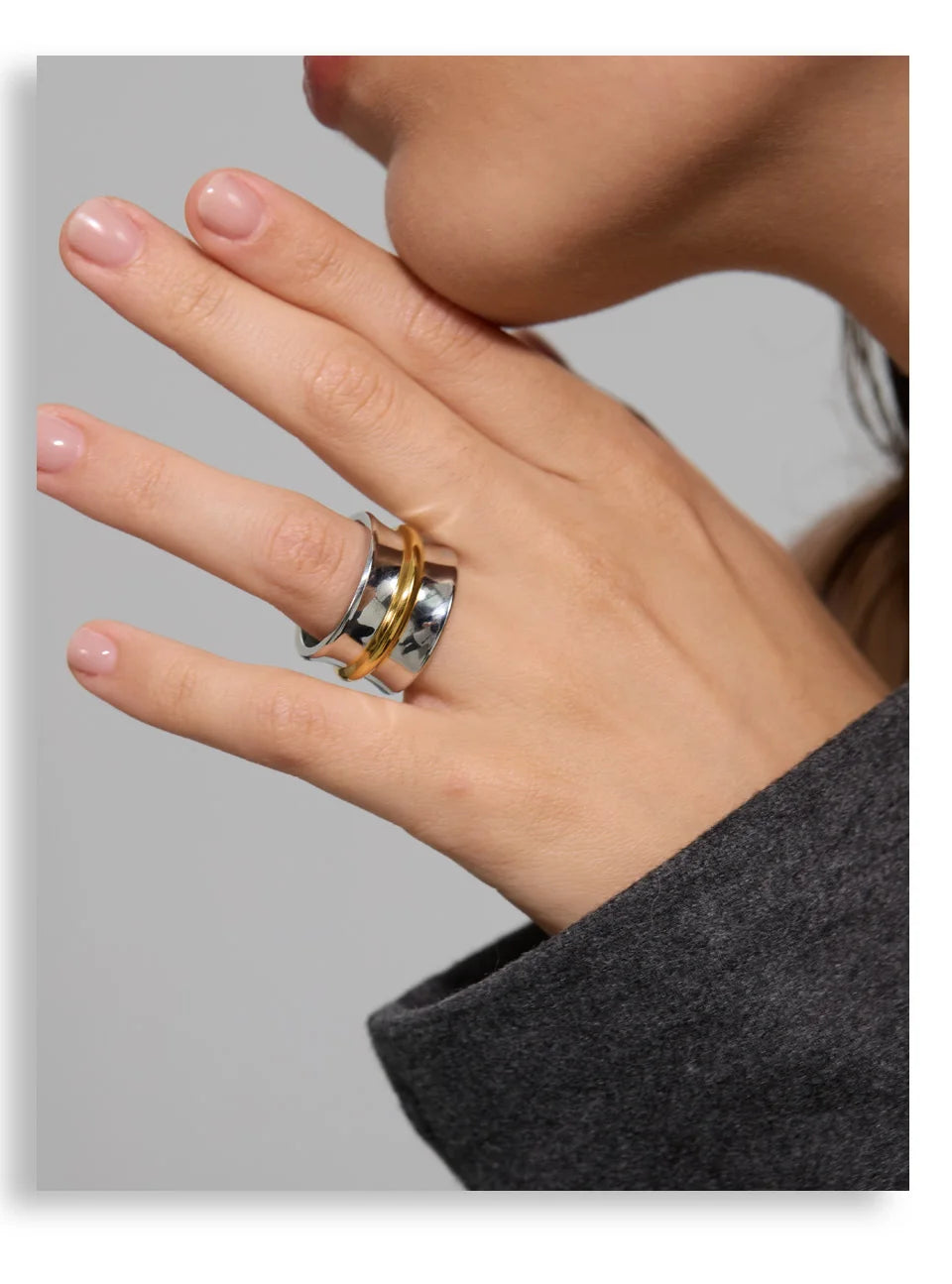 Minimalist geometric ring in 18K gold-plated stainless steel.