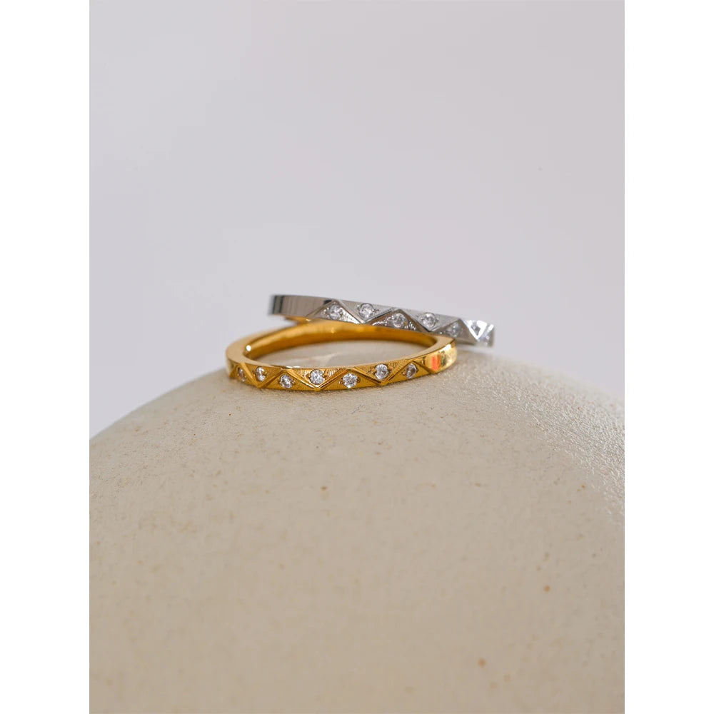 Cubic zirconia geometric ring in gold-plated stainless steel with cubic zirconia.
