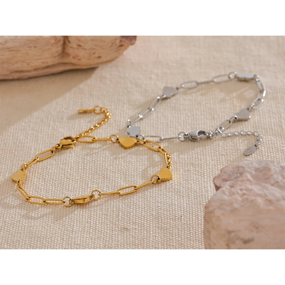 Heart chain necklace in gold-plated stainless steel.