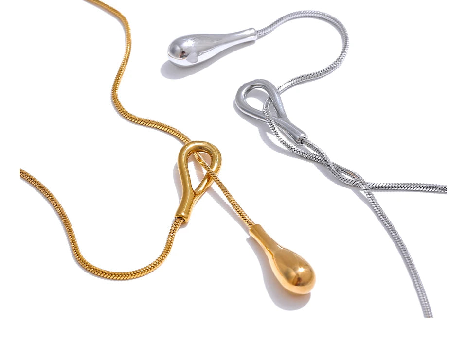 Geometric chain necklace in gold-plated 316L stainless steel.