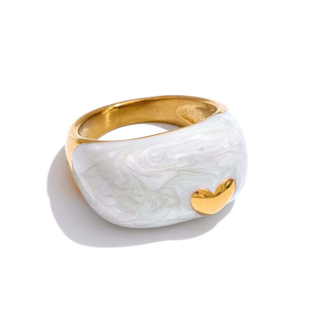White enamel heart ring in 18K gold-plated stainless steel with enamel.