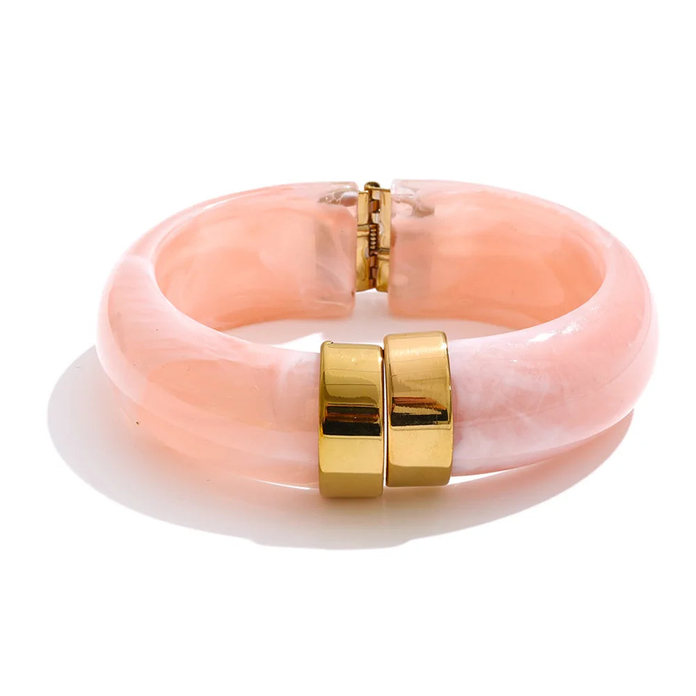 Resin acrylic geometric bracelet in gold-plated stainless steel with resin and acrylic.