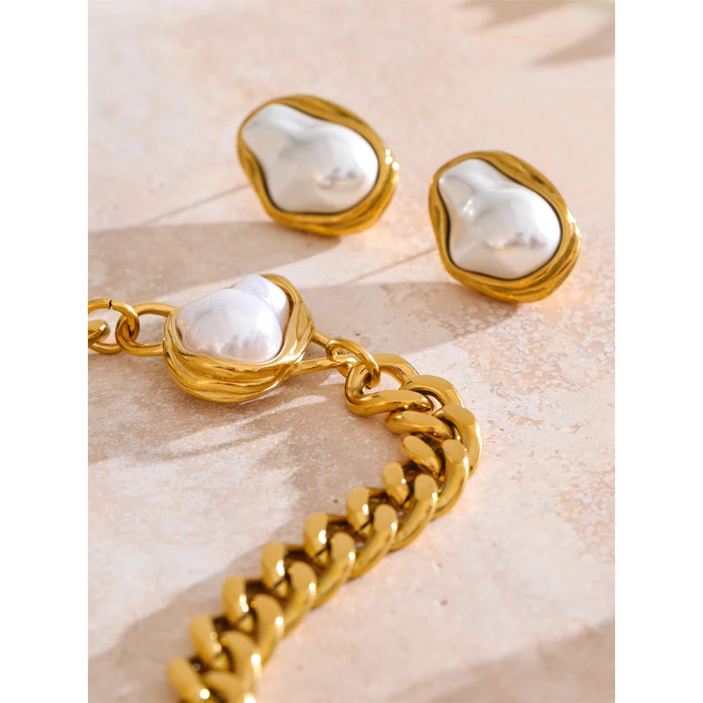 Pearl geometric chain earrings in gold-plated stainless steel with pearl.
