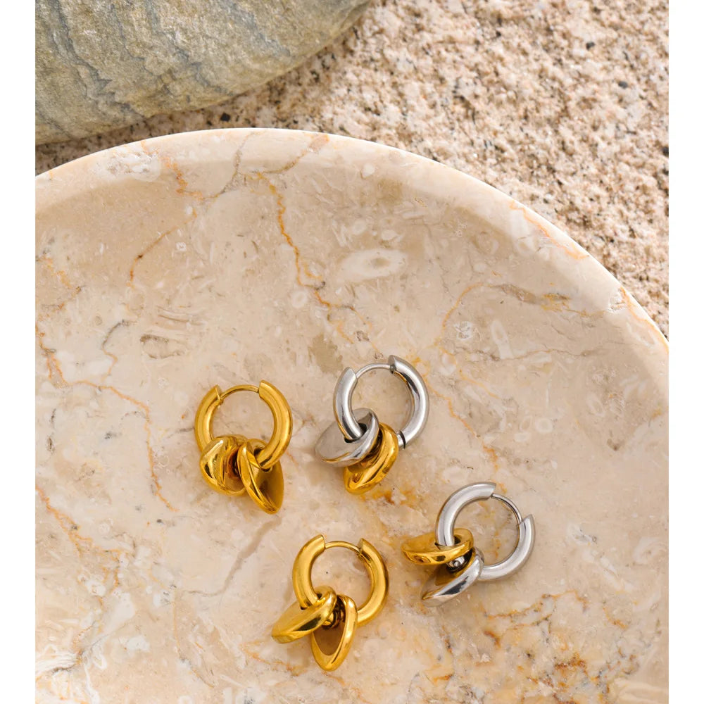 Heart geometric earrings in gold-plated stainless steel.