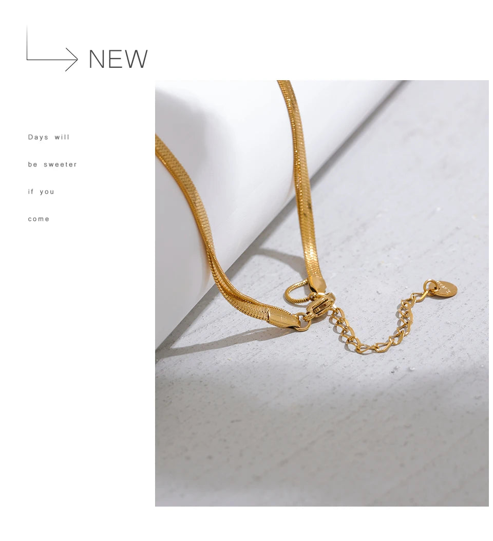 Snake geometric chain necklace in gold-plated stainless steel.