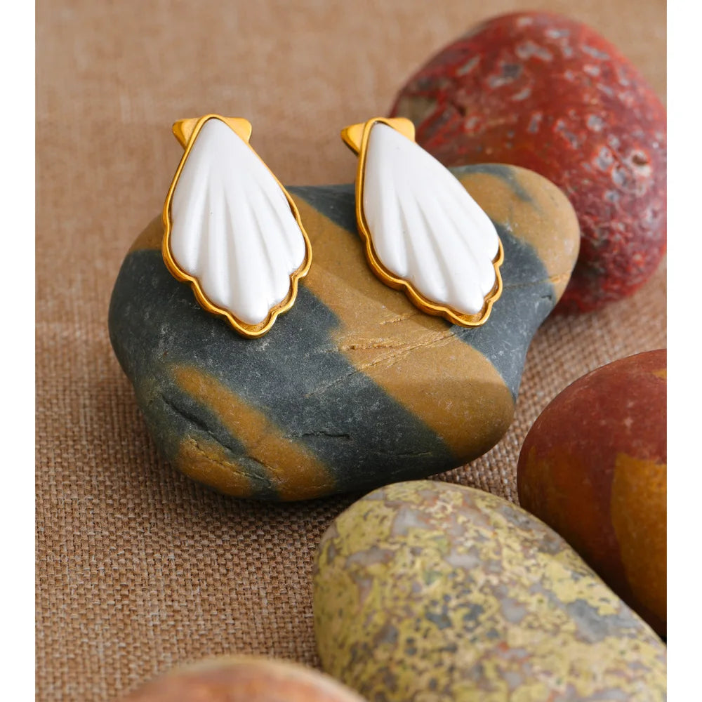Pearl shell geometric earrings in gold-plated stainless steel with pearl and shell.