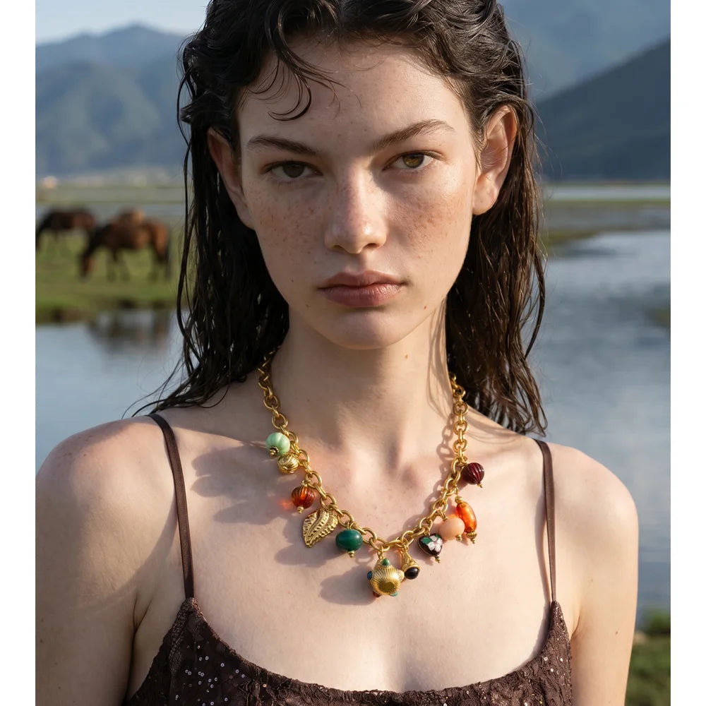 Resin heart geometric necklace in gold-plated stainless steel with resin.