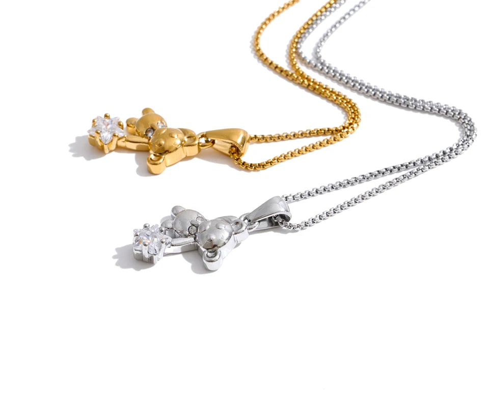 Cubic zirconia star geometric necklace in gold-plated stainless steel with cubic zirconia.