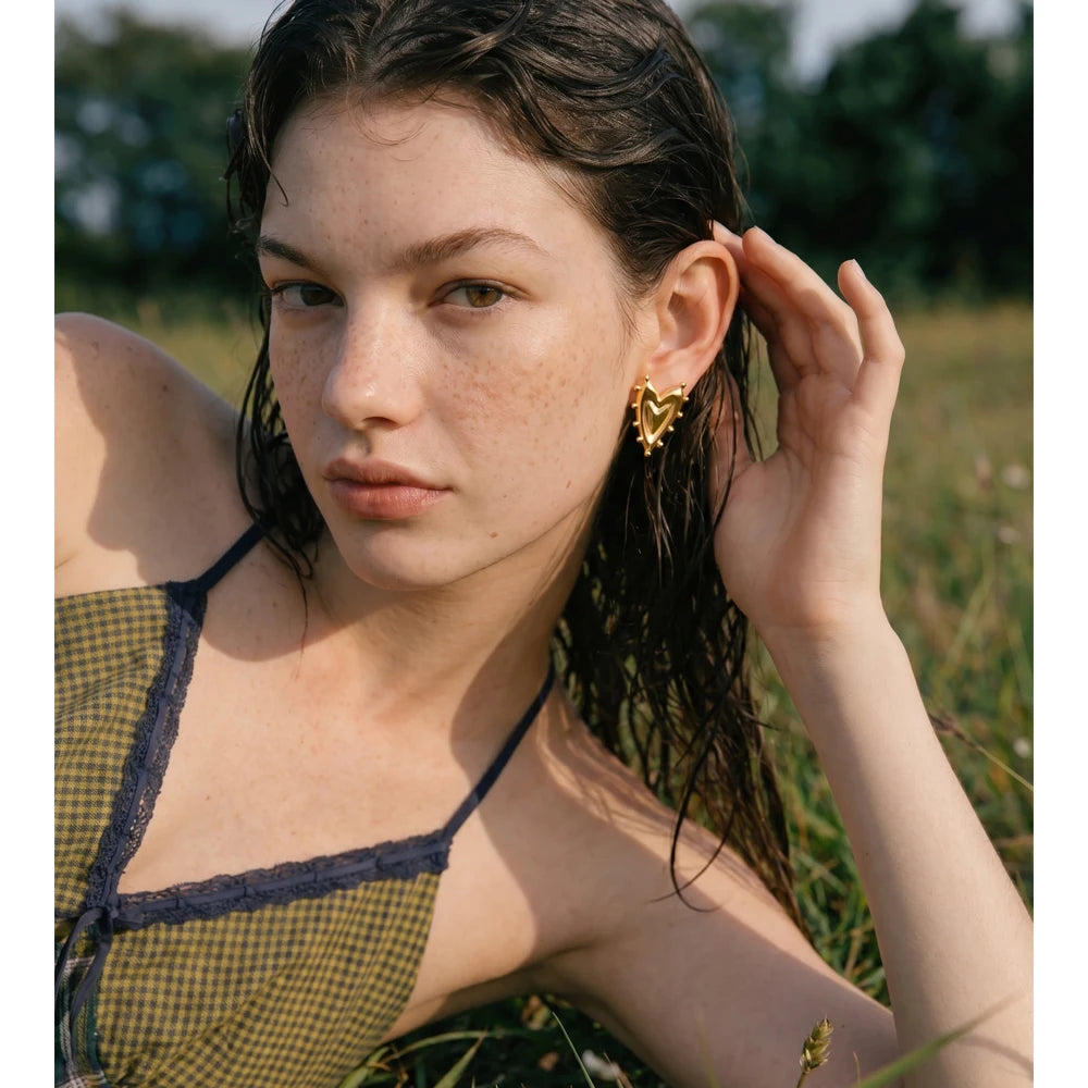 Heart earrings in gold-plated stainless steel.