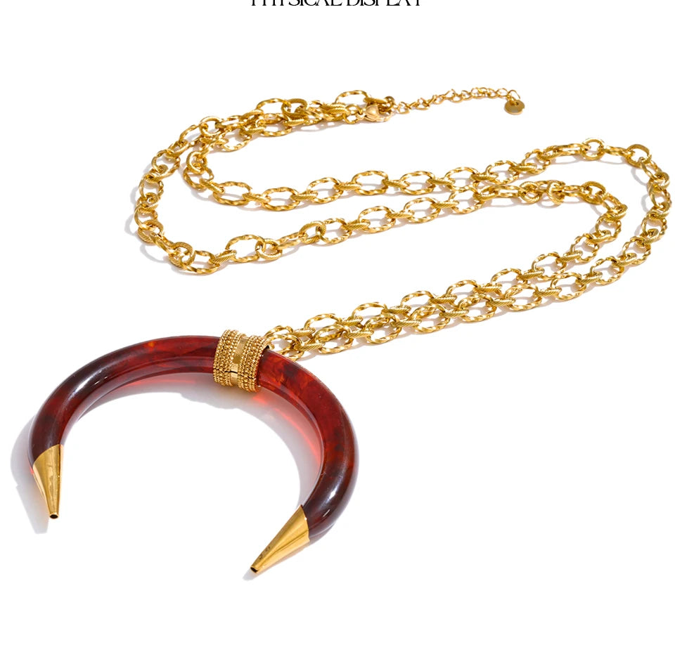 Resin geometric necklace in gold-plated stainless steel with resin.