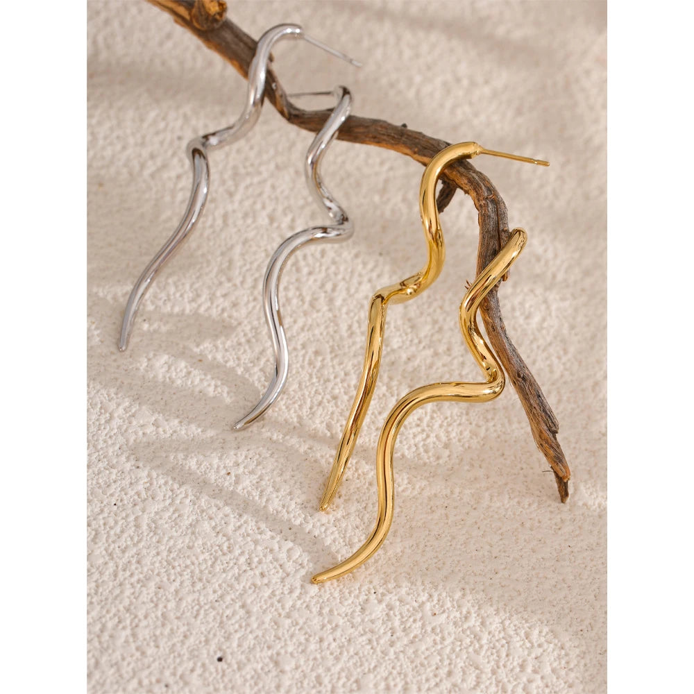 Minimalist geometric earrings in gold-plated stainless steel.
