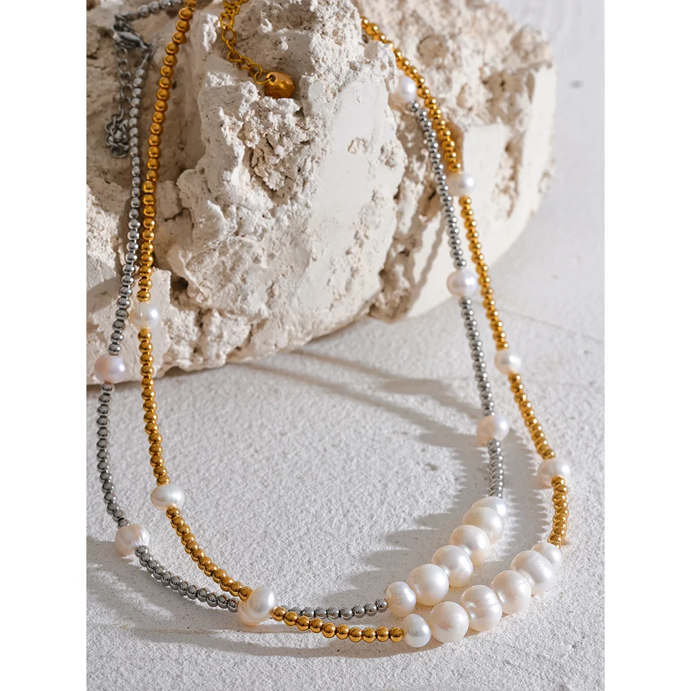 Freshwater pearl geometric necklace in gold-plated stainless steel with freshwater pearl.