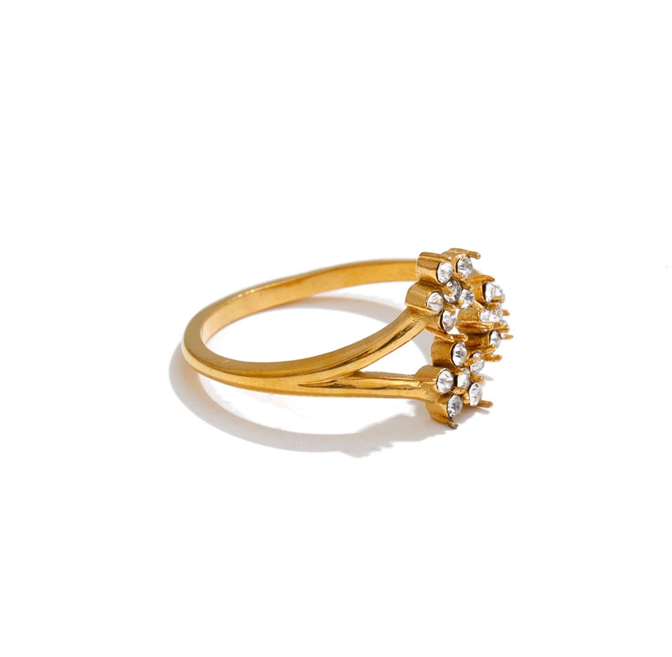 Cubic zirconia flower ring in 18K gold-plated stainless steel with cubic zirconia.