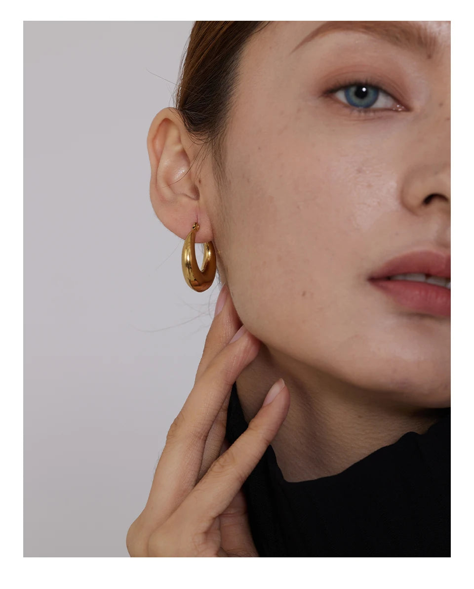 Hammered geometric earrings in 18K gold-plated stainless steel.