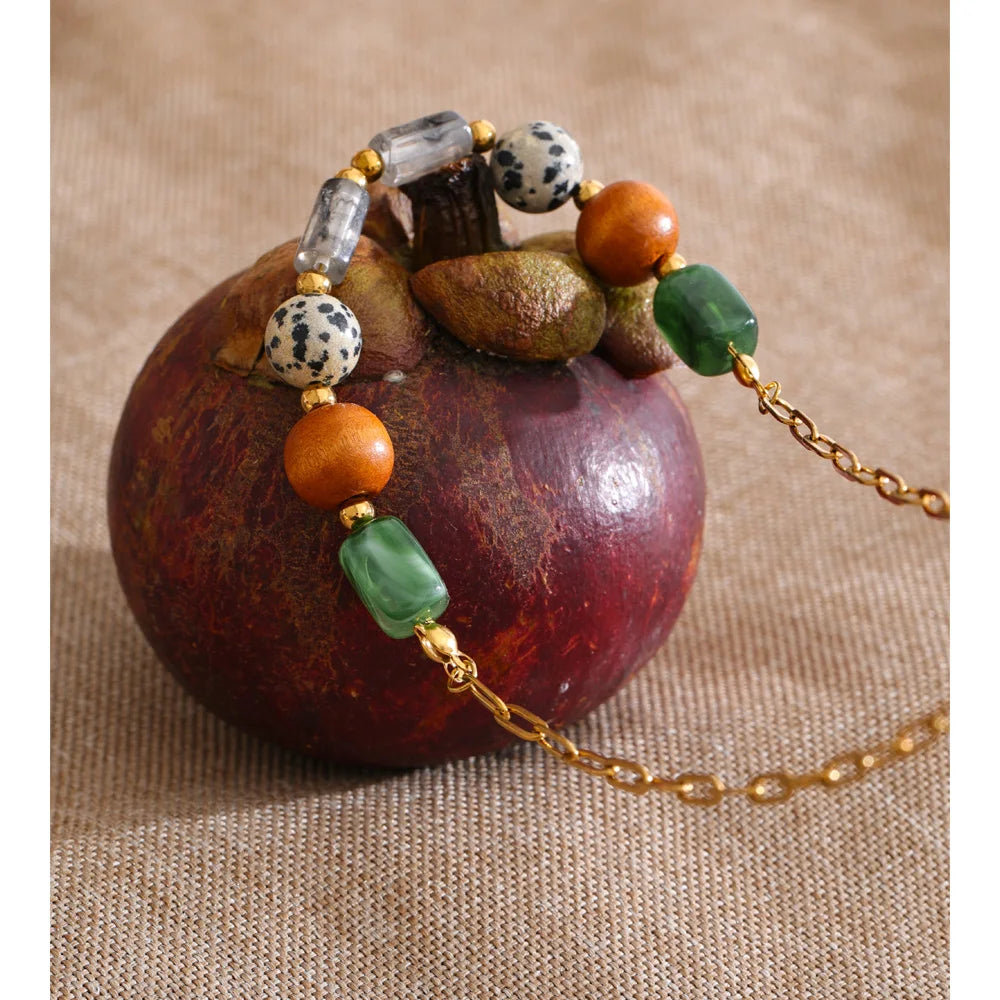 Resin natural stone beaded necklace in gold-plated stainless steel with natural stone and resin.