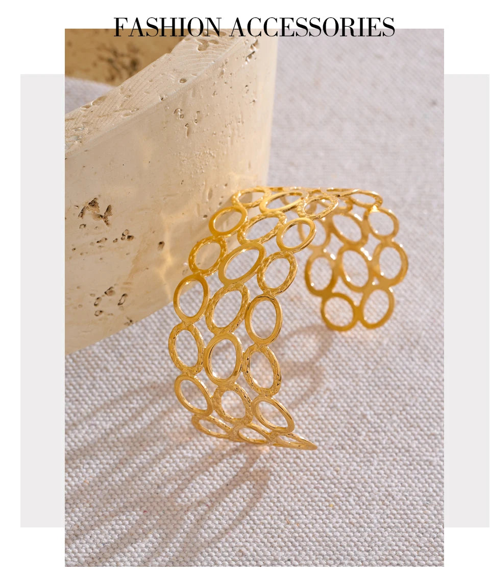 Geometric bracelet in gold-plated stainless steel.